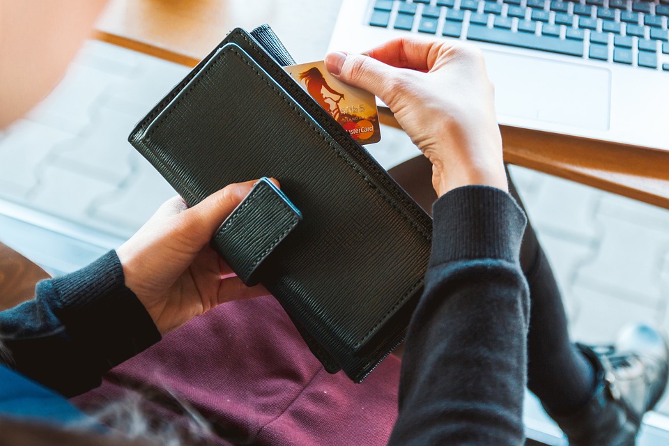 menggunakan kartu kredit untuk pembayaran online